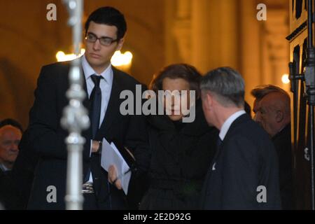 Akte Poto von Liliane Bettencourt und ihrem Enkel Jean-Victor Meyers gesehen bei der Beerdigung von Andre Bettencourt in Neuilly, Frankreich am 22. November 2007. Liliane Bettencourt, die reichste Frau Frankreichs, befindet sich mit ihrer Tochter Francoise Meyers in einem Gerichtsverfahren wegen einer Milliarde Euro, die dem Fotografen Francois Marie Banier gespendet wurden. Foto von Ammar Abd Rabbo/ABACAPRESS.COM Stockfoto