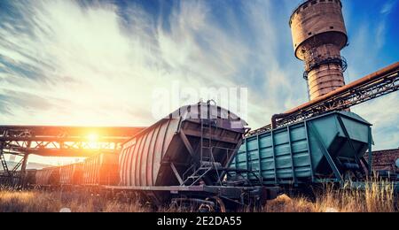 Güterzug Güterwagen Eisenbahn. Industriewaggons für Logistik- und Frachtlieferung oder Versand, Kopierraum. Stockfoto