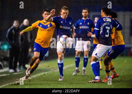 Oldham, Großbritannien. Januar 2021. Carl Piergianni von Oldham Athletic mit einer Freigabe während des Sky Bet League 2-Spiels im Boundary Park, Oldham Bild von Matt Wilkinson/Focus Images/Sipa USA 13/01/2021 Kredit: SIPA USA/Alamy Live News Stockfoto