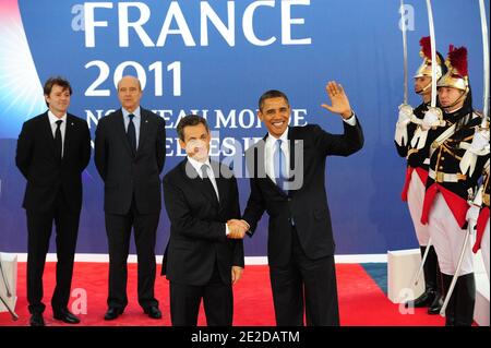 Der französische Präsident Nicolas Sarkozy empfängt US-Präsident Barack Obama auf dem G20-Gipfel der Staats- und Regierungschefs am 3. November 2011 in Cannes im Südosten Frankreichs. Die führenden Wirtschaftsvertreter der Welt nehmen am 3. Und 4. November am G20-Gipfel in Cannes Teil. Von den Staats- und Regierungschefs wird erwartet, dass sie aktuelle Fragen rund um das globale Finanzsystem diskutieren, in der Hoffnung, eine globale Rezession abzufegen und eine Antwort auf die Krise in der Eurozone zu finden. Foto von Mousse/ABACAPRESS.COM Stockfoto
