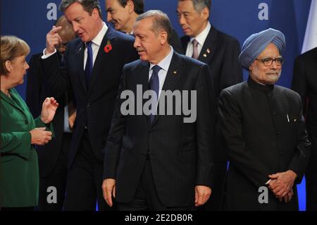 Bundeskanzlerin Angela Merkel, der türkische Ministerpräsident Recep Tayyip Erdogan, der indische Premierminister Manmohan Singh, der britische Premierminister David Cameron stellen sich beim G20-Gipfel der Staats- und Regierungschefs am 3. November 2011 in Cannes, Frankreich, vor einem Familienbild. Die führenden Wirtschaftsvertreter der Welt nehmen am 3. Und 4. November am G20-Gipfel in Cannes Teil. Von den Staats- und Regierungschefs wird erwartet, dass sie aktuelle Fragen rund um das globale Finanzsystem diskutieren, in der Hoffnung, eine globale Rezession abzufegen und eine Antwort auf die Krise in der Eurozone zu finden. Foto von Thierry Orban/ABACAPRESS.COM Stockfoto