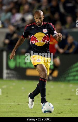 Der ehemalige Arsenal- und Frankreich-Stürmer Thierry Henry hat seinen Rücktritt vom Fußball nach einer 20-jährigen Karriere mit Trophäen angekündigt, um eine Medienrolle zu übernehmen. Der WM-Sieger 1998, 37, verließ New York Red Bulls in diesem Monat, aber es gab Spekulationen, dass er sich entscheiden könnte, in einem anderen Club zu spielen. File photo : Thierry Henry bei der Western Conference MLS Semifinal im Home Depot Center in Los Angeles, CA, USA am 3. November 2011. Foto von Lionel Hahn/ABACAPRESS.COM Stockfoto