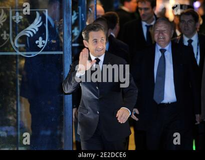 Der französische Präsident Nicolas Sarkozy winkt, als er am 4. November 2011 am Ende des G20-Gipfels der Staats- und Regierungschefs eine Zeremonie in Cannes, Frankreich, verlässt. Obama und der französische Präsident Nicolas Sarkozy nahmen an einer Zeremonie zur Feier des Bündnisses zwischen den US-amerikanischen und französischen Armeen Teil. Foto von Lionel Bonaventure/Pool/ABACAPRESS.COM Stockfoto