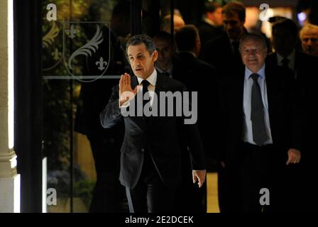 Der französische Präsident Nicolas Sarkozy winkt, als er am 4. November 2011 am Ende des G20-Gipfels der Staats- und Regierungschefs eine Zeremonie in Cannes, Frankreich, verlässt. Obama und der französische Präsident Nicolas Sarkozy nahmen an einer Zeremonie zur Feier des Bündnisses zwischen den US-amerikanischen und französischen Armeen Teil. Foto von Lionel Bonaventure/Pool/ABACAPRESS.COM Stockfoto