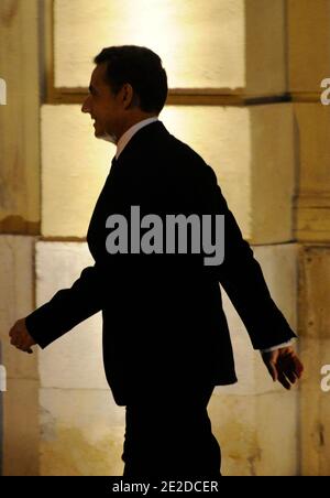 Der französische Präsident Nicolas Sarkozy verlässt am 4. November 2011 in Cannes eine Zeremonie zum Abschluss des G20-Gipfels der Staats- und Regierungschefs. Obama und der französische Präsident Nicolas Sarkozy nahmen an einer Zeremonie zur Feier des Bündnisses zwischen den US-amerikanischen und französischen Armeen Teil. Foto von Lionel Bonaventure/Pool/ABACAPRESS.COM Stockfoto