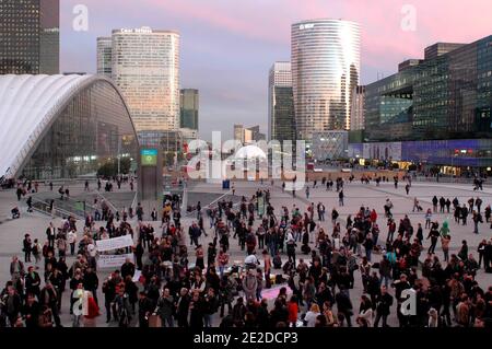 Französische Indignants nehmen am 4. November 2011 an einem Sit-in Teil, der von "Occupy France" im großen Geschäftsviertel La Defense außerhalb von Paris genannt wird, als Teil einer weltweiten Bewegung, die den Anti-Wall-Street-Märschen gegen die Bankenindustrie und die US-Behörden nachempfunden ist. Die Indignants-Bewegung begann am 15. Mai 2011 in Madrid, Spanien, um gegen die Auswirkungen der Finanzkrise zu protestieren und hat sich in Europa ausgebreitet. Foto von Alain Apaydin/ABACAPRESS.COM Stockfoto