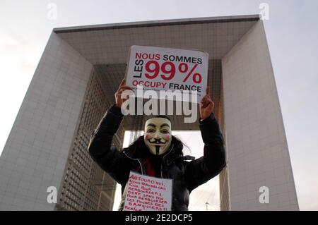 Französische Indignants nehmen am 4. November 2011 an einem Sit-in Teil, der von "Occupy France" im großen Geschäftsviertel La Defense außerhalb von Paris genannt wird, als Teil einer weltweiten Bewegung, die den Anti-Wall-Street-Märschen gegen die Bankenindustrie und die US-Behörden nachempfunden ist. Die Indignants-Bewegung begann am 15. Mai 2011 in Madrid, Spanien, um gegen die Auswirkungen der Finanzkrise zu protestieren und hat sich in Europa ausgebreitet. Foto von Alain Apaydin/ABACAPRESS.COM Stockfoto