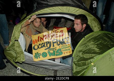 Französische Indignants nehmen am 4. November 2011 an einem Sit-in Teil, der von "Occupy France" im großen Geschäftsviertel La Defense außerhalb von Paris genannt wird, als Teil einer weltweiten Bewegung, die den Anti-Wall-Street-Märschen gegen die Bankenindustrie und die US-Behörden nachempfunden ist. Die Indignants-Bewegung begann am 15. Mai 2011 in Madrid, Spanien, um gegen die Auswirkungen der Finanzkrise zu protestieren und hat sich in Europa ausgebreitet. Foto von Alain Apaydin/ABACAPRESS.COM Stockfoto