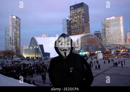 Französische Indignants nehmen am 4. November 2011 an einem Sit-in Teil, der von "Occupy France" im großen Geschäftsviertel La Defense außerhalb von Paris genannt wird, als Teil einer weltweiten Bewegung, die den Anti-Wall-Street-Märschen gegen die Bankenindustrie und die US-Behörden nachempfunden ist. Die Indignants-Bewegung begann am 15. Mai 2011 in Madrid, Spanien, um gegen die Auswirkungen der Finanzkrise zu protestieren und hat sich in Europa ausgebreitet. Foto von Alain Apaydin/ABACAPRESS.COM Stockfoto