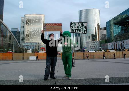 Französische Indignants nehmen am 4. November 2011 an einem Sit-in Teil, der von "Occupy France" im großen Geschäftsviertel La Defense außerhalb von Paris genannt wird, als Teil einer weltweiten Bewegung, die den Anti-Wall-Street-Märschen gegen die Bankenindustrie und die US-Behörden nachempfunden ist. Die Indignants-Bewegung begann am 15. Mai 2011 in Madrid, Spanien, um gegen die Auswirkungen der Finanzkrise zu protestieren und hat sich in Europa ausgebreitet. Foto von Alain Apaydin/ABACAPRESS.COM Stockfoto