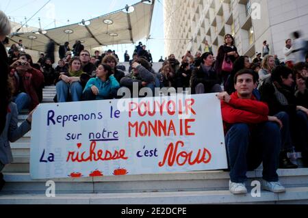 Französische Indignants nehmen am 4. November 2011 an einem Sit-in Teil, der von "Occupy France" im großen Geschäftsviertel La Defense außerhalb von Paris genannt wird, als Teil einer weltweiten Bewegung, die den Anti-Wall-Street-Märschen gegen die Bankenindustrie und die US-Behörden nachempfunden ist. Die Indignants-Bewegung begann am 15. Mai 2011 in Madrid, Spanien, um gegen die Auswirkungen der Finanzkrise zu protestieren und hat sich in Europa ausgebreitet. Foto von Alain Apaydin/ABACAPRESS.COM Stockfoto