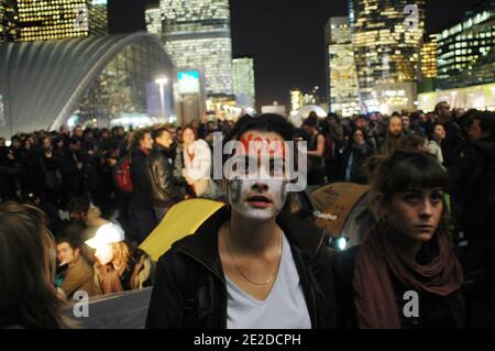 Französische Indignants nehmen am 4. November 2011 an einem Sit-in Teil, der von "Occupy France" im großen Geschäftsviertel La Defense außerhalb von Paris genannt wird, als Teil einer weltweiten Bewegung, die den Anti-Wall-Street-Märschen gegen die Bankenindustrie und die US-Behörden nachempfunden ist. Die Indignants-Bewegung begann am 15. Mai 2011 in Madrid, Spanien, um gegen die Auswirkungen der Finanzkrise zu protestieren und hat sich in Europa ausgebreitet. Foto von Alain Apaydin/ABACAPRESS.COM Stockfoto