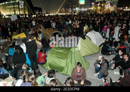 Französische Indignants nehmen am 4. November 2011 an einem Sit-in Teil, der von "Occupy France" im großen Geschäftsviertel La Defense außerhalb von Paris genannt wird, als Teil einer weltweiten Bewegung, die den Anti-Wall-Street-Märschen gegen die Bankenindustrie und die US-Behörden nachempfunden ist. Die Indignants-Bewegung begann am 15. Mai 2011 in Madrid, Spanien, um gegen die Auswirkungen der Finanzkrise zu protestieren und hat sich in Europa ausgebreitet. Foto von Alain Apaydin/ABACAPRESS.COM Stockfoto