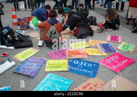 Französische Indignants nehmen am 4. November 2011 an einem Sit-in Teil, der von "Occupy France" im großen Geschäftsviertel La Defense außerhalb von Paris genannt wird, als Teil einer weltweiten Bewegung, die den Anti-Wall-Street-Märschen gegen die Bankenindustrie und die US-Behörden nachempfunden ist. Die Indignants-Bewegung begann am 15. Mai 2011 in Madrid, Spanien, um gegen die Auswirkungen der Finanzkrise zu protestieren und hat sich in Europa ausgebreitet. Foto von Alain Apaydin/ABACAPRESS.COM Stockfoto