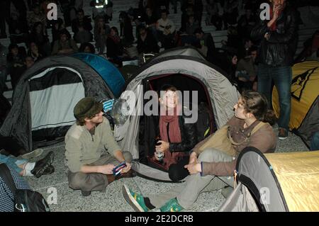 Französische Indignants nehmen am 4. November 2011 an einem Sit-in Teil, der von "Occupy France" im großen Geschäftsviertel La Defense außerhalb von Paris genannt wird, als Teil einer weltweiten Bewegung, die den Anti-Wall-Street-Märschen gegen die Bankenindustrie und die US-Behörden nachempfunden ist. Die Indignants-Bewegung begann am 15. Mai 2011 in Madrid, Spanien, um gegen die Auswirkungen der Finanzkrise zu protestieren und hat sich in Europa ausgebreitet. Foto von Alain Apaydin/ABACAPRESS.COM Stockfoto