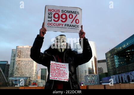 Französische Indignants nehmen am 4. November 2011 an einem Sit-in Teil, der von "Occupy France" im großen Geschäftsviertel La Defense außerhalb von Paris genannt wird, als Teil einer weltweiten Bewegung, die den Anti-Wall-Street-Märschen gegen die Bankenindustrie und die US-Behörden nachempfunden ist. Die Indignants-Bewegung begann am 15. Mai 2011 in Madrid, Spanien, um gegen die Auswirkungen der Finanzkrise zu protestieren und hat sich in Europa ausgebreitet. Foto von Alain Apaydin/ABACAPRESS.COM Stockfoto