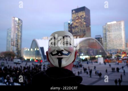 Französische Indignants nehmen am 4. November 2011 an einem Sit-in Teil, der von "Occupy France" im großen Geschäftsviertel La Defense außerhalb von Paris genannt wird, als Teil einer weltweiten Bewegung, die den Anti-Wall-Street-Märschen gegen die Bankenindustrie und die US-Behörden nachempfunden ist. Die Indignants-Bewegung begann am 15. Mai 2011 in Madrid, Spanien, um gegen die Auswirkungen der Finanzkrise zu protestieren und hat sich in Europa ausgebreitet. Foto von Alain Apaydin/ABACAPRESS.COM Stockfoto