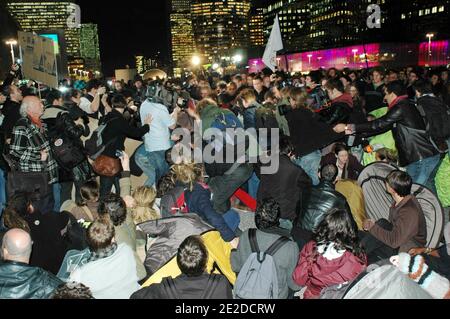 Französische Indignants nehmen am 4. November 2011 an einem Sit-in Teil, der von "Occupy France" im großen Geschäftsviertel La Defense außerhalb von Paris genannt wird, als Teil einer weltweiten Bewegung, die den Anti-Wall-Street-Märschen gegen die Bankenindustrie und die US-Behörden nachempfunden ist. Die Indignants-Bewegung begann am 15. Mai 2011 in Madrid, Spanien, um gegen die Auswirkungen der Finanzkrise zu protestieren und hat sich in Europa ausgebreitet. Foto von Alain Apaydin/ABACAPRESS.COM Stockfoto