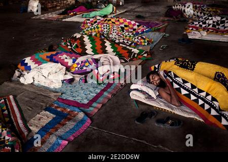 Eine Familie schläft am 28. Oktober 2011 im Lager Sabzi Mandi in Hyderabad, Pakistan. Lebensmittel und Zelte sind immer noch knapp, zumal Flüchtlinge aus den großen Überschwemmungen des vergangenen Jahres im Lager bleiben. Foto von ABACAPRESS.COM Stockfoto