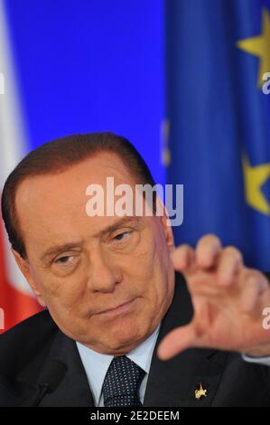 Der italienische Ministerpräsident Silvio Berlusconi ist bei einer Pressekonferenz zum G20-Gipfel der Staats- und Regierungschefs am 4. November 2011 in Cannes im Südosten Frankreichs zu sehen. Die führenden Wirtschaftsvertreter der Welt nehmen am 3. Und 4. November am G20-Gipfel in Cannes Teil. Von den Staats- und Regierungschefs wird erwartet, dass sie aktuelle Fragen rund um das globale Finanzsystem diskutieren, in der Hoffnung, eine globale Rezession abzufegen und eine Antwort auf die Krise in der Eurozone zu finden. Foto von Thierry Orban/ABACAPRESS.COM Stockfoto