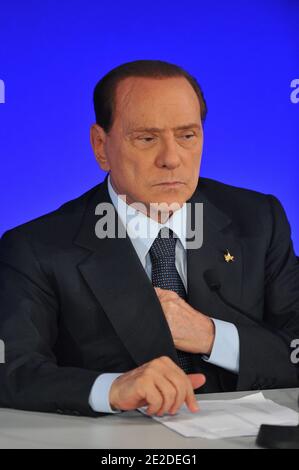 Der italienische Ministerpräsident Silvio Berlusconi ist bei einer Pressekonferenz zum G20-Gipfel der Staats- und Regierungschefs am 4. November 2011 in Cannes im Südosten Frankreichs zu sehen. Die führenden Wirtschaftsvertreter der Welt nehmen am 3. Und 4. November am G20-Gipfel in Cannes Teil. Von den Staats- und Regierungschefs wird erwartet, dass sie aktuelle Fragen rund um das globale Finanzsystem diskutieren, in der Hoffnung, eine globale Rezession abzufegen und eine Antwort auf die Krise in der Eurozone zu finden. Foto von Thierry Orban/ABACAPRESS.COM Stockfoto