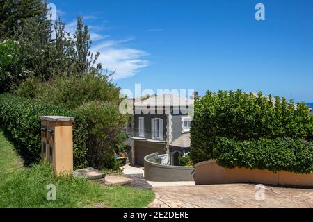 Sydney Haus in Bilgola mit grünem Vorgarten auf einem Sommer Tag, Sydney, Australien Stockfoto