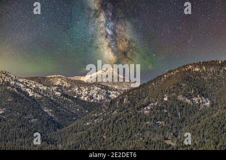 Faszinierende Landschaft von bewaldeten Bergen unter einem Sternenhimmel Stockfoto