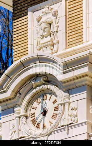 Eine Uhr- und Flachrelieffigur von Blind Justice sind Teil der architektonischen Details des historischen Alcorn County Courthouse in Corinth, Mississippi. Stockfoto