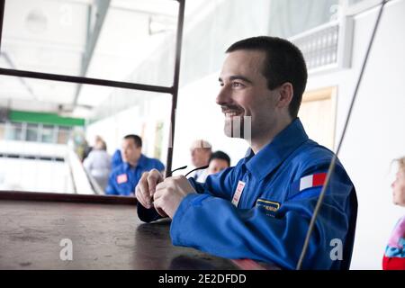 Französisch Romain Charles spricht nach dem Aufkommen aus ihrer Anlage am 4. November 2011, Moskau, Russland. Die rekordverdächtige simulierte Mission zum Mars endete nach 17 Monaten mit lächelnden Gesichtern. Mars500?s sechs tapfere Freiwillige traten aus ihrem ?Raumschiff? Heute von den wartenden Wissenschaftlern begrüßt werden ? Ich bin froh, dass das Unternehmen noch besser funktioniert hat als erwartet. Foto von IBMP/O. Voloshin/ABACAPRESS.COM Stockfoto