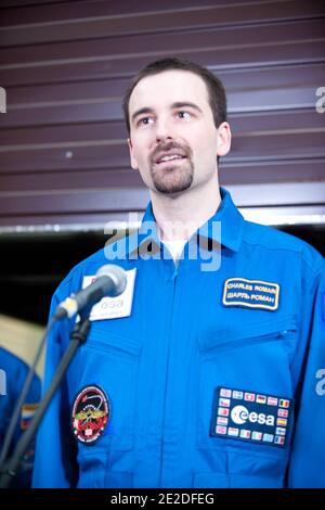 Französisch Romain Charles spricht nach dem Aufkommen aus ihrer Anlage am 4. November 2011, Moskau, Russland. Die rekordverdächtige simulierte Mission zum Mars endete nach 17 Monaten mit lächelnden Gesichtern. Mars500?s sechs tapfere Freiwillige traten aus ihrem ?Raumschiff? Heute von den wartenden Wissenschaftlern begrüßt werden ? Ich bin froh, dass das Unternehmen noch besser funktioniert hat als erwartet. Foto von IBMP/O. Voloshin/ABACAPRESS.COM Stockfoto