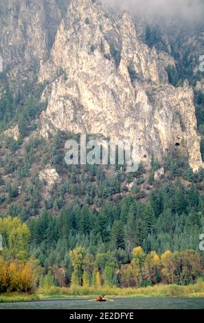 Fliegenfischen von einem Drift Boot in der Schlucht der South Fork des Snake River, Idaho Stockfoto