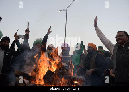 Neu Delhi, Indien. Januar 2021. Bauern rufen Slogan und feiern Lohri während Bauern Protest an Gazipur Grenze in Delhi. (Foto: Ishant Chauhan/Pacific Press) Quelle: Pacific Press Media Production Corp./Alamy Live News Stockfoto