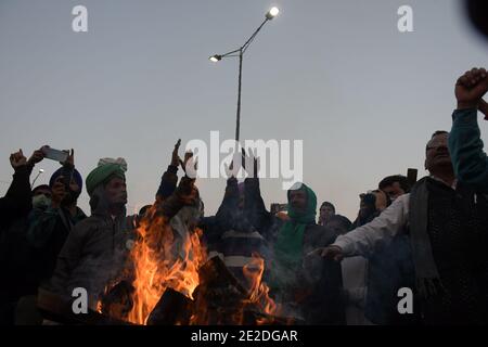 Neu Delhi, Indien. Januar 2021. Bauern rufen Slogan und feiern Lohri während Bauern Protest an Gazipur Grenze in Delhi. (Foto: Ishant Chauhan/Pacific Press) Quelle: Pacific Press Media Production Corp./Alamy Live News Stockfoto