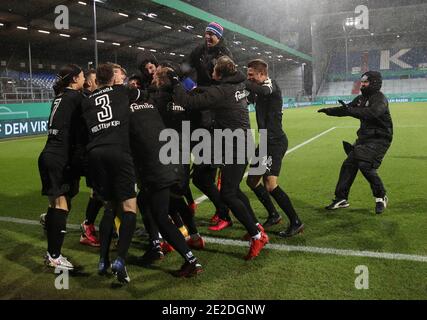 Kiel, Deutschland. Januar 2021. Fußball: DFB-Pokal, Holstein Kiel - Bayern München, 2. Runde im Holstein-Stadion. Kieler Spieler feiern ihren Sieg. WICHTIGER HINWEIS: Gemäß den Bestimmungen der DFL Deutsche Fußball Liga und des DFB Deutscher Fußball-Bund ist es untersagt, im Stadion und/oder des Spiels aufgenommene Fotos in Form von Sequenzbildern und/oder videoähnlichen Fotoserien zu verwenden oder zu verwenden. Quelle: Christian Charisius/dpa/Alamy Live News Stockfoto