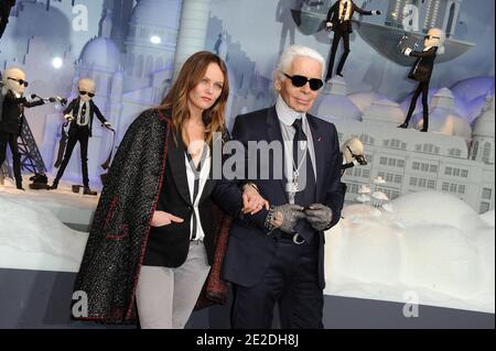 Vanessa Paradis und Karl Lagerfeld schalten am 9. November 2011 die Weihnachtsbeleuchtung im Le Printemps in Paris, Frankreich. Foto von Nicolas Briquet/ABACAPRESS.COM Stockfoto