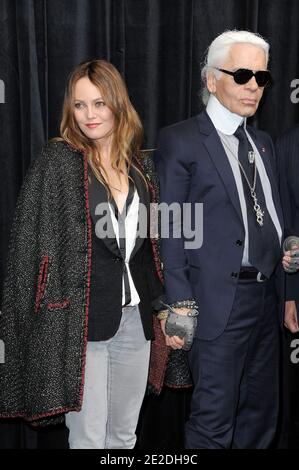 Vanessa Paradis und Karl Lagerfeld schalten am 9. November 2011 die Weihnachtsbeleuchtung im Le Printemps in Paris, Frankreich. Foto von Nicolas Briquet/ABACAPRESS.COM Stockfoto