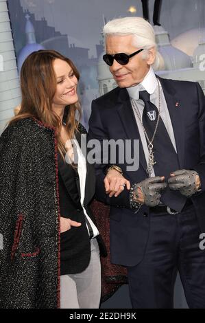 Vanessa Paradis und Karl Lagerfeld schalten am 9. November 2011 die Weihnachtsbeleuchtung im Le Printemps in Paris, Frankreich. Foto von Nicolas Briquet/ABACAPRESS.COM Stockfoto