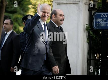 Der scheidende griechische Premierminister George Papandreou, flankiert von seinen Beiden, kommt am 10. November 2011 im griechischen Präsidentenpalast in Athen an. Der griechische Präsident Carolos Papoulias hat am Donnerstag den ehemaligen Vizepräsidenten der Europäischen Zentralbank, Lucas Papademos, zur Bildung einer neuen Regierung entworfen, sagte der Regierungschef. Foto von Sophia Petrova/ABACAPRESS.COM Stockfoto