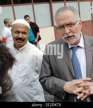 Scheich Mohamed Salah Hamza, Anführer einer Moschee im Norden von Paris, ist in der Nähe einer alten Baracke in eine Moschee umgewandelt, Frankreich, am 16. September 2011 abgebildet. Foto von Alain Apaydin/ABACAPRESS.COM Stockfoto