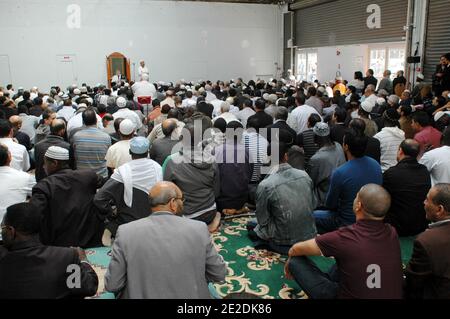 Muslime Menschen hören Scheich Mohamed Salah Hamza, Anführer einer Moschee im Norden von Paris, in einer alten Baracke, die in eine Moschee umgewandelt wurde, Frankreich, am 16. September 2011. Foto von Alain Apaydin/ABACAPRESS.COM Stockfoto