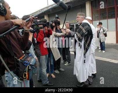 Scheich Mohamed Salah Hamza, Anführer einer Moschee im Norden von Paris, ist in der Nähe einer alten Baracke in eine Moschee umgewandelt, Frankreich, am 16. September 2011 abgebildet. Foto von Alain Apaydin/ABACAPRESS.COM Stockfoto