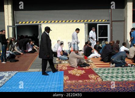 Muslime beten am 16. September 2011 in einer Moschee im Norden von Paris in einer alten Baracke, die in eine Moschee umgewandelt wurde. Foto von Alain Apaydin/ABACAPRESS.COM Stockfoto