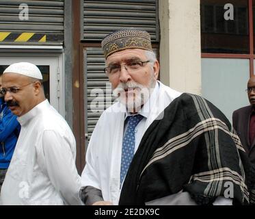 Scheich Mohamed Salah Hamza, Anführer einer Moschee im Norden von Paris, ist in der Nähe einer alten Baracke in eine Moschee umgewandelt, Frankreich, am 16. September 2011 abgebildet. Foto von Alain Apaydin/ABACAPRESS.COM Stockfoto