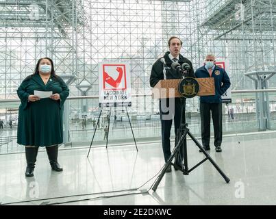 New York, Usa. Januar 2021. DR. Howard Zucker, BEAUFTRAGTER des Gesundheitsministeriums VON NYS, spricht während der Eröffnung der Impfstelle im Jacob Javits Center in New York am 13. Januar 2021. In diesem Bereich wurden Schreibtische für die Verabreichung von Impfstoffen sowie einige Pods für die private Impfung von Menschen mit Behinderungen und diejenigen, die dies beantragen würden, eingerichtet. (Foto von Lev Radin/Sipa USA) Quelle: SIPA USA/Alamy Live News Stockfoto