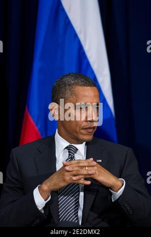 US-Präsident Barack Obama (R) trifft sich mit dem russischen Präsidenten Dmitri Medwedew (L) während der Asien-Pazifik-Wirtschaftskooperation (APEC) am 12. November 2011 im Hale Koa Hotel in Honolulu, HI, USA. Foto von Kent Nishimura/Pool/ABACAPRESS.COM Stockfoto