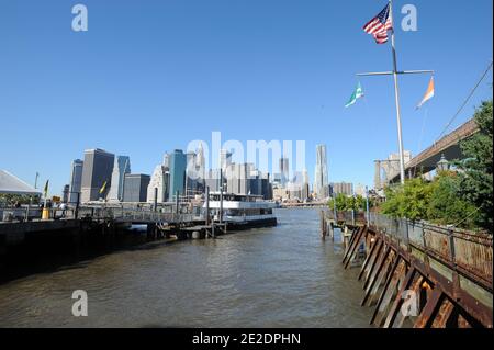 Blick auf Manhattan vom 'River Café Restaurant' das River Café ist einer der einzigartigsten Orte New Yorks und Amerikas. Eingebettet unter der Brooklyn Bridge mit herrlichem Blick auf die Skyline von New York und die Freiheitsstatue in Brooklyn, NY, USA am 14. november 2011. Foto von Marie Psaila / ABACAPRESS.COM Vue du' River Café Restaurant', niché sous le pont de Brooklyn, il est l'un des endroits les plus fameux de New York et des Etats-Unis grâce à ses vues imprenables sur la ville de New York et la Statue de la Liberté à Brooklyn, New York, Etats-Unis le 14 novembre 2011. Foto par Marie Psaila Stockfoto