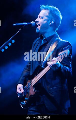 Brit Floyd Band treten auf der Bühne während ihres Live-Konzerts 'The Pink Floyd Tribute Show' auf, das am 15. November 2011 in Paris, Frankreich, in der Olympia Konzerthalle stattfand. Foto von Nicolas Genin/ABACAPRESS.COM Stockfoto