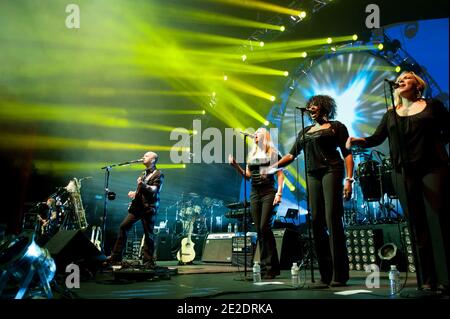 Brit Floyd Band treten auf der Bühne während ihres Live-Konzerts 'The Pink Floyd Tribute Show' auf, das am 15. November 2011 in Paris, Frankreich, in der Olympia Konzerthalle stattfand. Foto von Nicolas Genin/ABACAPRESS.COM Stockfoto