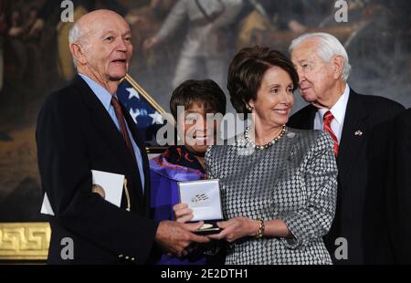 House Minority Leader Nancy Pelosi (D-Calif.) überreicht die Kongress-Goldmedaille an Astronaut Michael Collins in der Rotunde des US-Kapitols am 16. November 2011 in Washington, DC. Zu den Teilnehmern gehören der Mehrheitsführer des Senats, Harry Reid (D-Nev.), Mitch McConnell (R-Ky.), der Sprecher des Repräsentantenhauses, John Boehner (R-Ohio), Nancy Pelosi (D-Calif.) und der NASA-Administrator, Charles Bolden. Foto von Olivier Douliery/ABACAPRESS.COM Stockfoto
