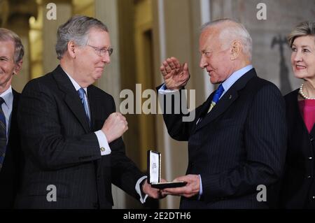 Senatsminderheitsführer Mitch McConnell (R-Ky.) überreicht die Kongress-Goldmedaille an Astronaut Buzz Aldrin in der Rotunde des US-Kapitols 16. November 2011 in Washington, DC. Zu den Teilnehmern gehören der Mehrheitsführer des Senats, Harry Reid (D-Nev.), Mitch McConnell (R-Ky.), der Sprecher des Repräsentantenhauses, John Boehner (R-Ohio), Nancy Pelosi (D-Calif.) und der NASA-Administrator, Charles Bolden. Foto von Olivier Douliery/ABACAPRESS.COM Stockfoto